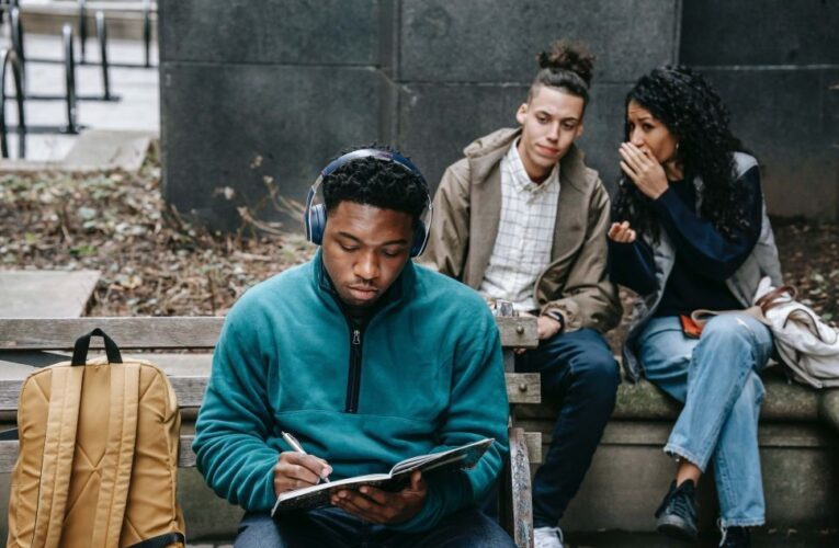 “Takut Jadi Bahan Omongan? Tenang, Nggak Ada yang Segitu Penasarannya Sama Lo”